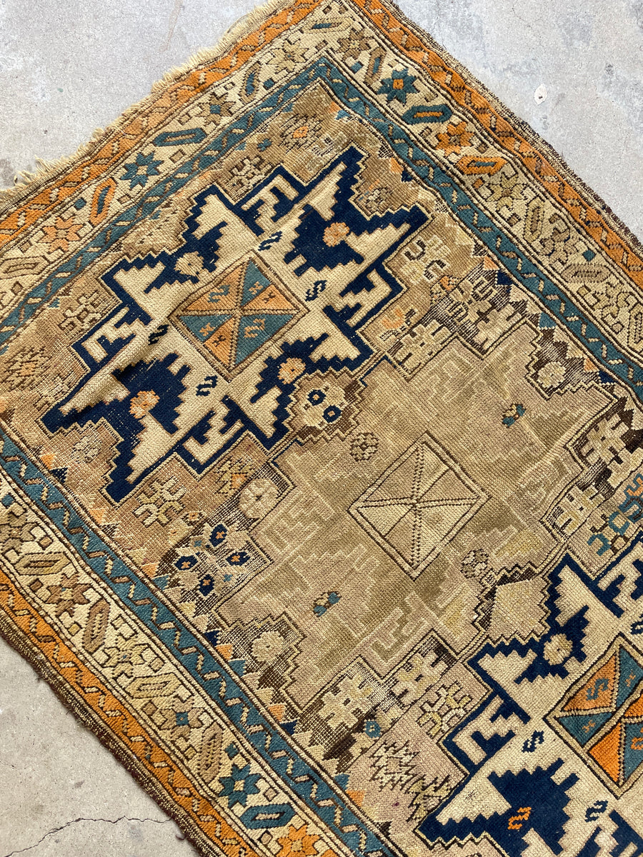 40 x 50 INCH SHIRVAN RUG IN EXCELLENT CONDITION