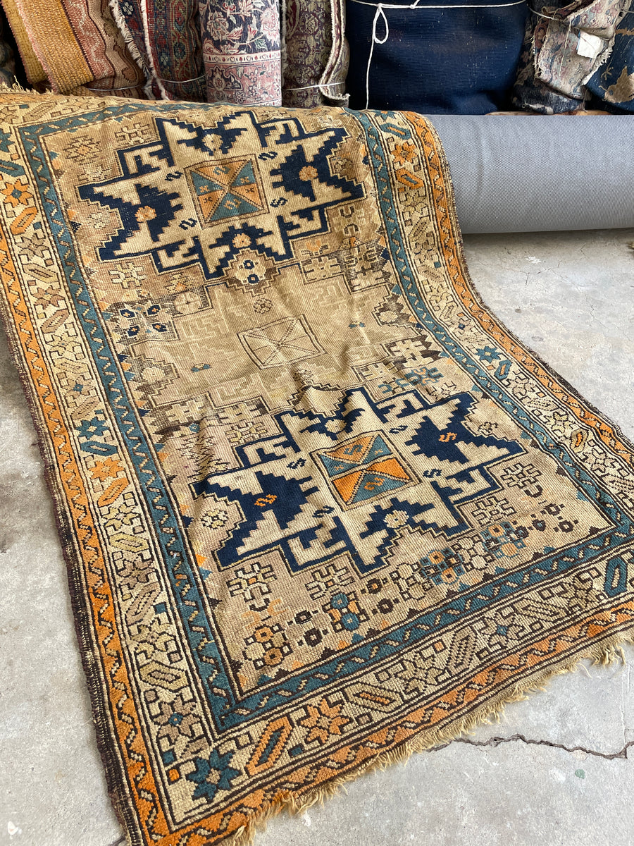 40 x 50 INCH SHIRVAN RUG IN EXCELLENT CONDITION